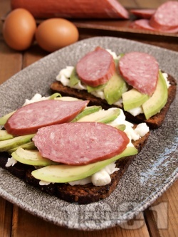 Протеинов сандвич с пълнозърнест хляб, авокадо, белтъци и колбас - снимка на рецептата